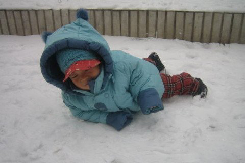 梦见在冰冻的雪路上滑倒