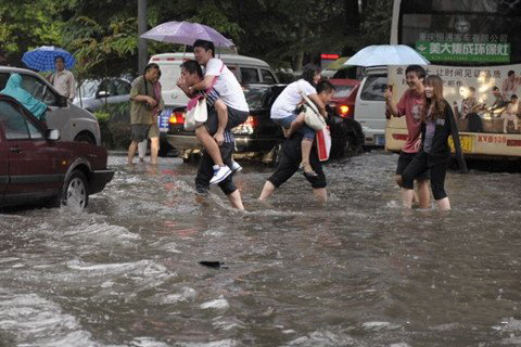 梦见被洪水困住